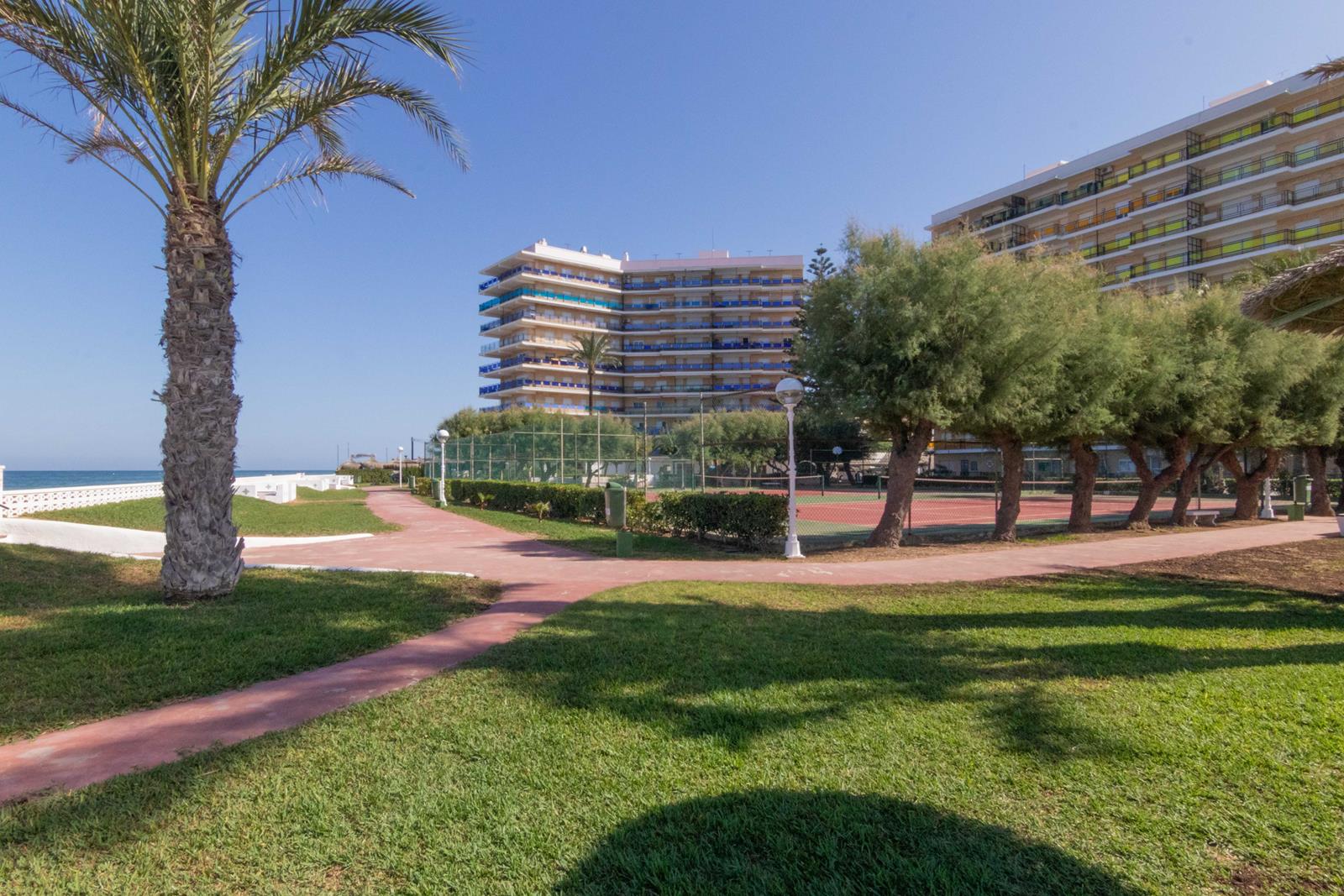 Apartamento de playa con 3 dormitorios vistas al mar en venta en Denia
