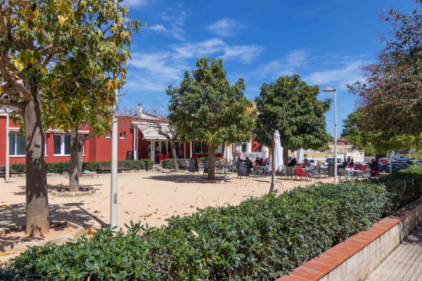 Adosado esquinero reformado con jardín y piscina comunitaria en Beniarbeig, cerca de Denia