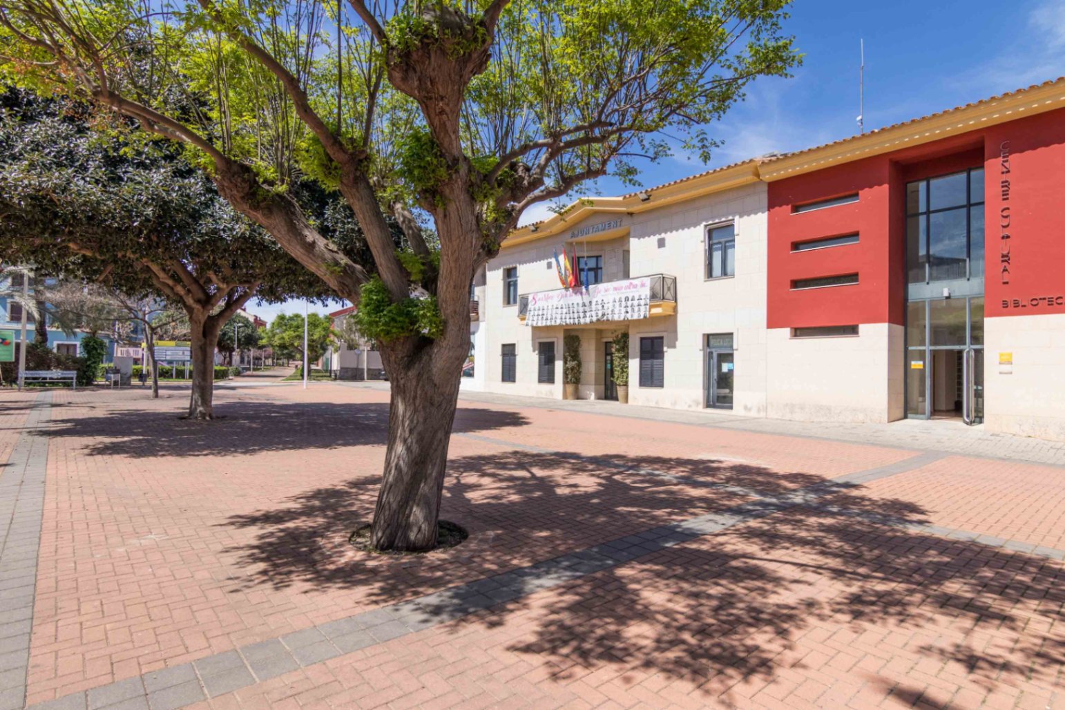 Adosado esquinero reformado con jardín y piscina comunitaria en Beniarbeig, cerca de Denia