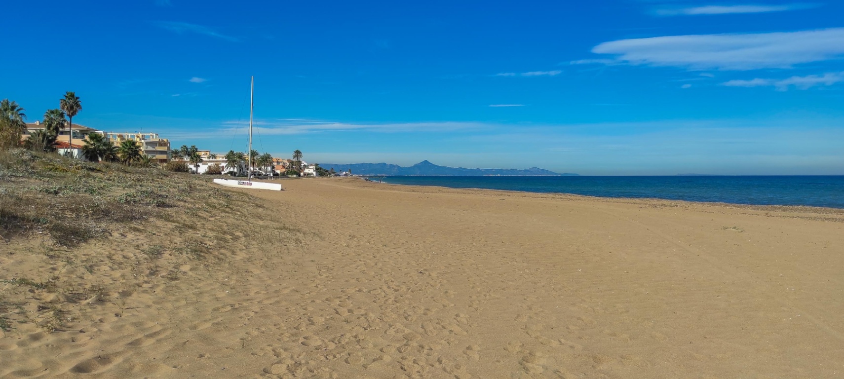 Adosado esquinero reformado con jardín y piscina comunitaria en Beniarbeig, cerca de Denia