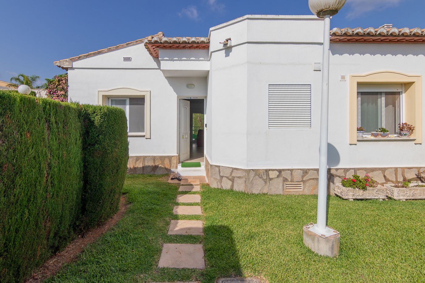 Adosado esquinero reformado con jardín y piscina comunitaria en Beniarbeig, cerca de Denia