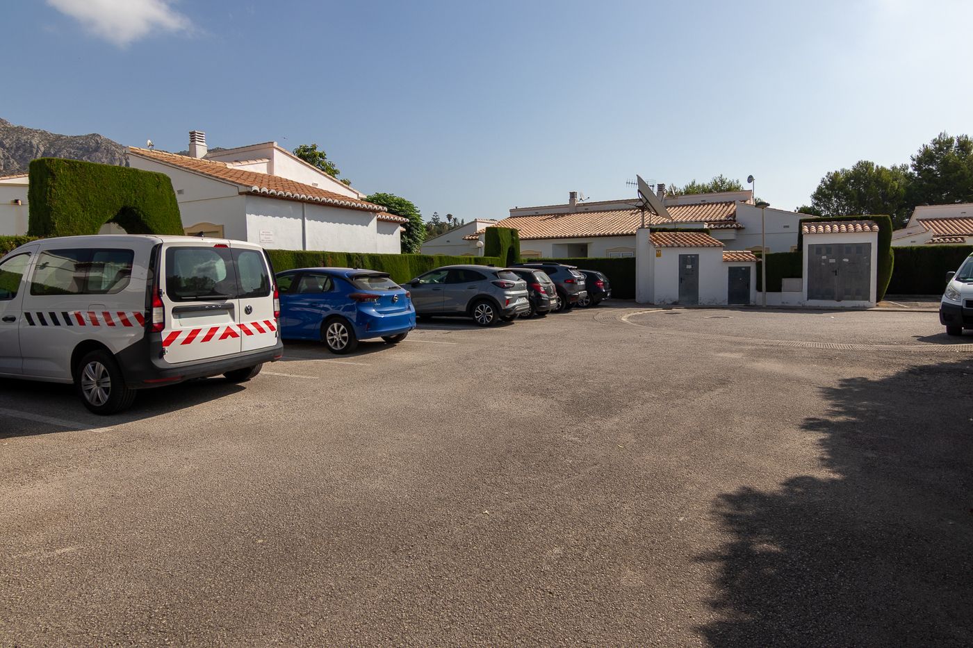 Adosado esquinero reformado con jardín y piscina comunitaria en Beniarbeig, cerca de Denia