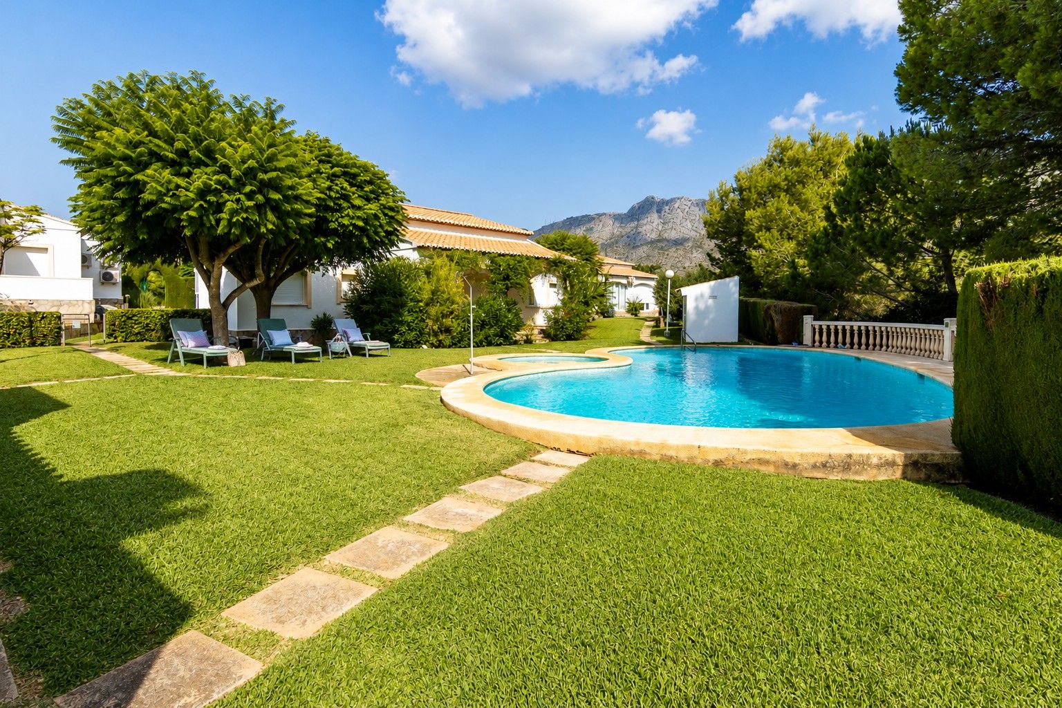 Adosado esquinero reformado con jardín y piscina comunitaria en Beniarbeig, cerca de Denia