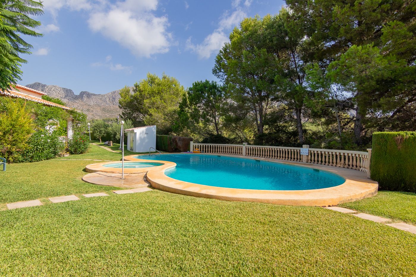 Adosado esquinero reformado con jardín y piscina comunitaria en Beniarbeig, cerca de Denia