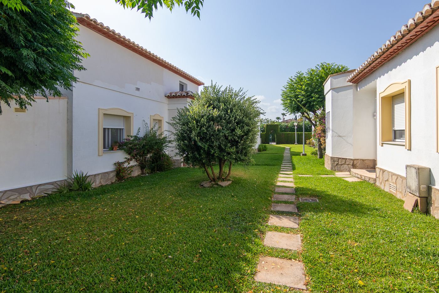 Adosado esquinero reformado con jardín y piscina comunitaria en Beniarbeig, cerca de Denia