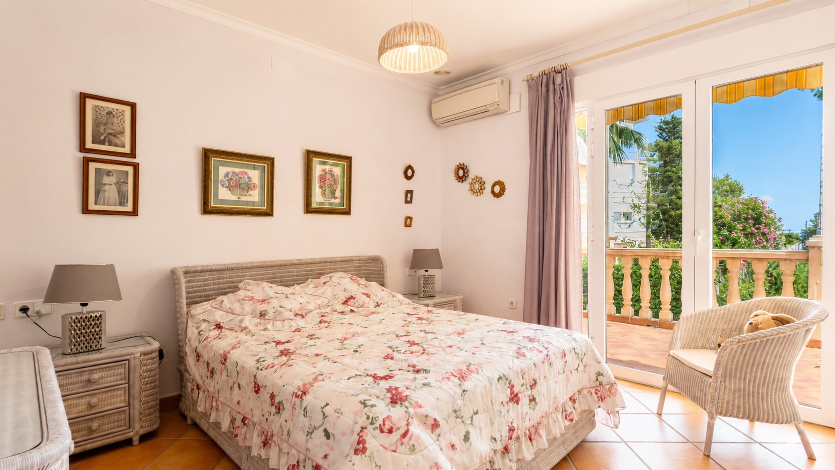 X-471 - Villa mit zwei unabhängigen Wohnungen, Pool und großem Garten nur 150 m vom Meer in Dénia