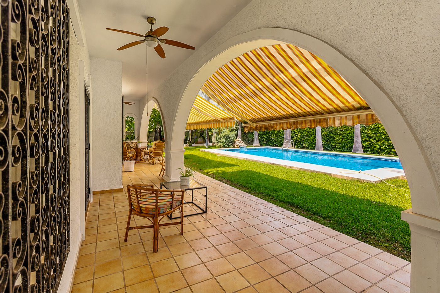 X-471 - Villa mit zwei unabhängigen Wohnungen, Pool und großem Garten nur 150 m vom Meer in Dénia