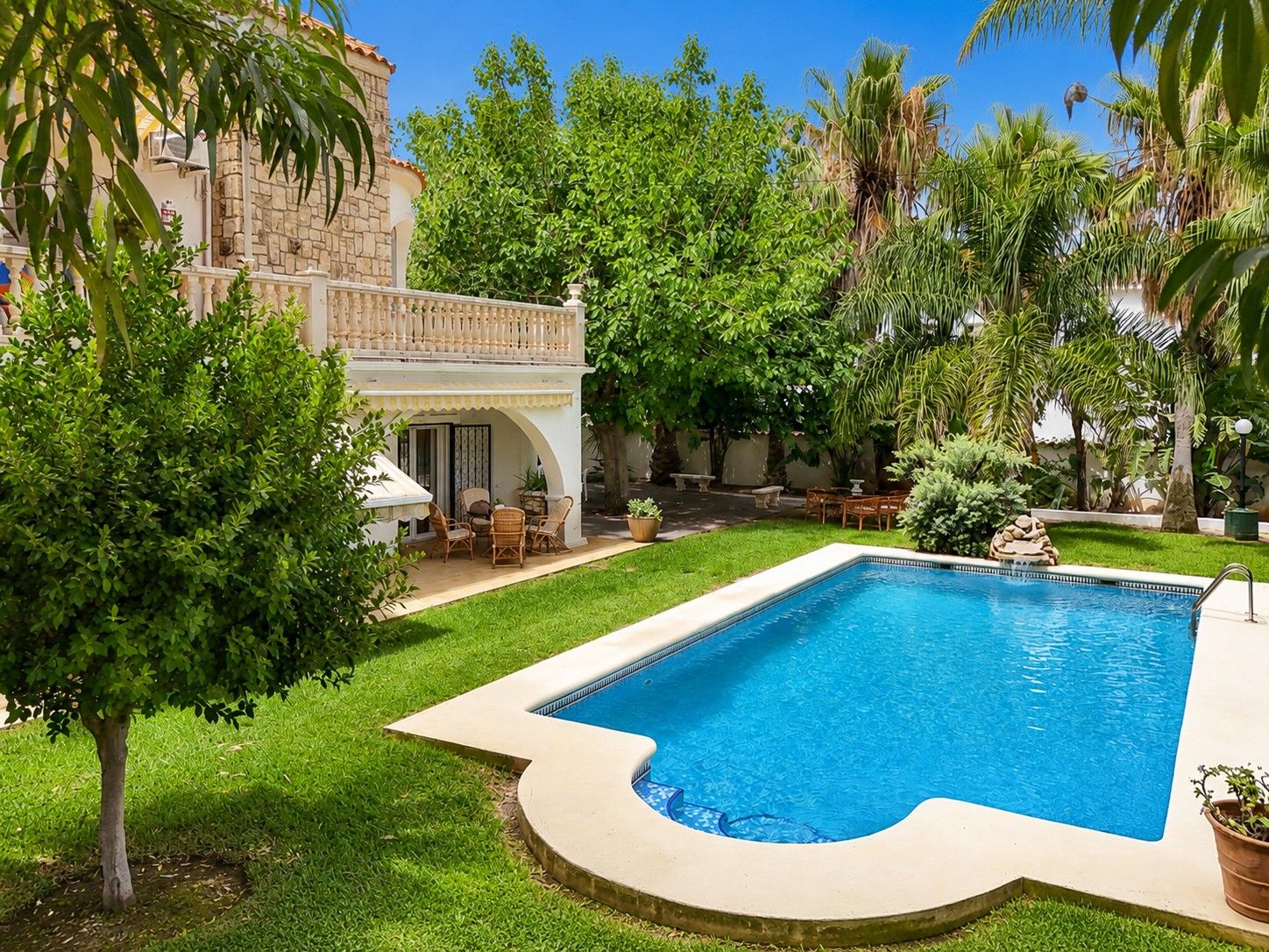 X-471 - Villa mit zwei unabhängigen Wohnungen, Pool und großem Garten nur 150 m vom Meer in Dénia