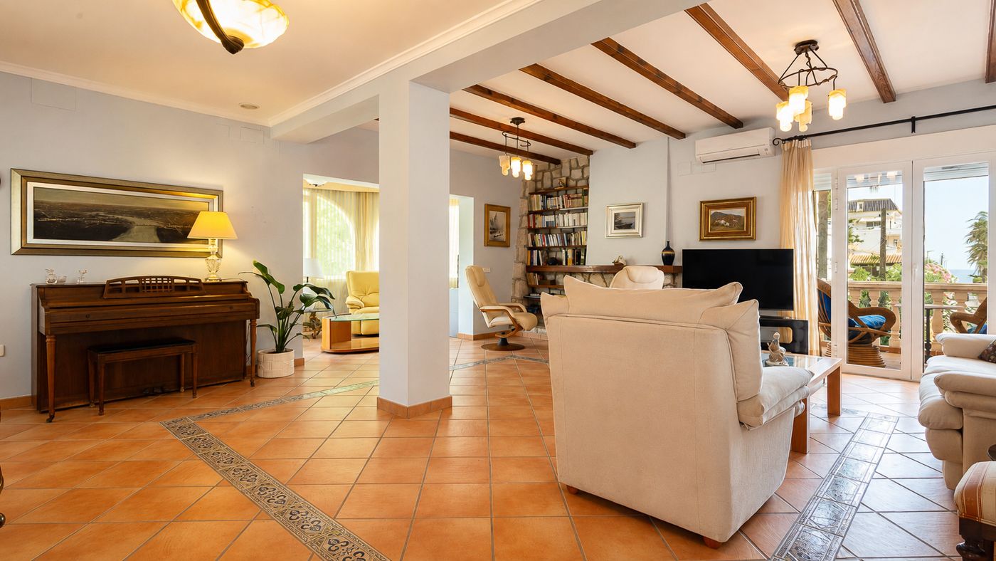 X-471 - Villa mit zwei unabhängigen Wohnungen, Pool und großem Garten nur 150 m vom Meer in Dénia