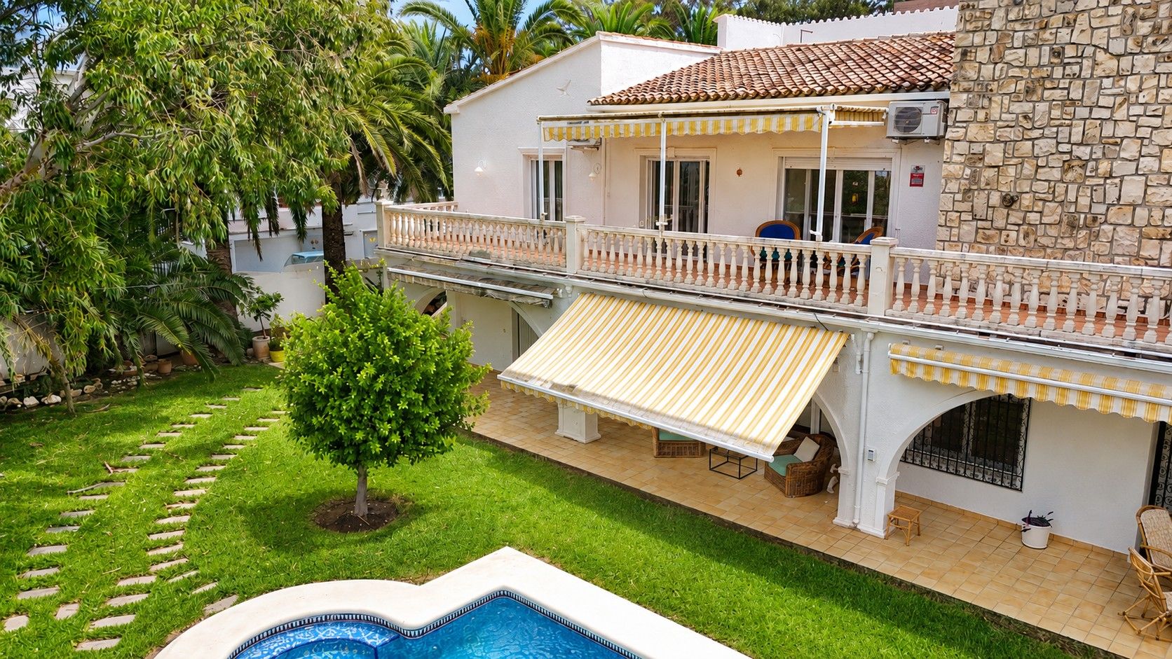 X-471 - Villa mit zwei unabhängigen Wohnungen, Pool und großem Garten nur 150 m vom Meer in Dénia
