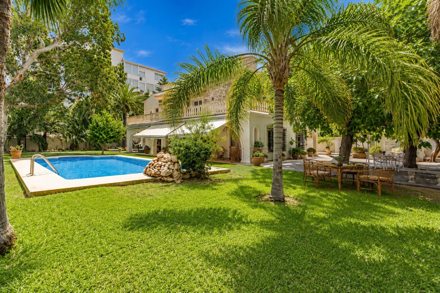 X-471 - Villa mit zwei unabhängigen Wohnungen, Pool und großem Garten nur 150 m vom Meer in Dénia