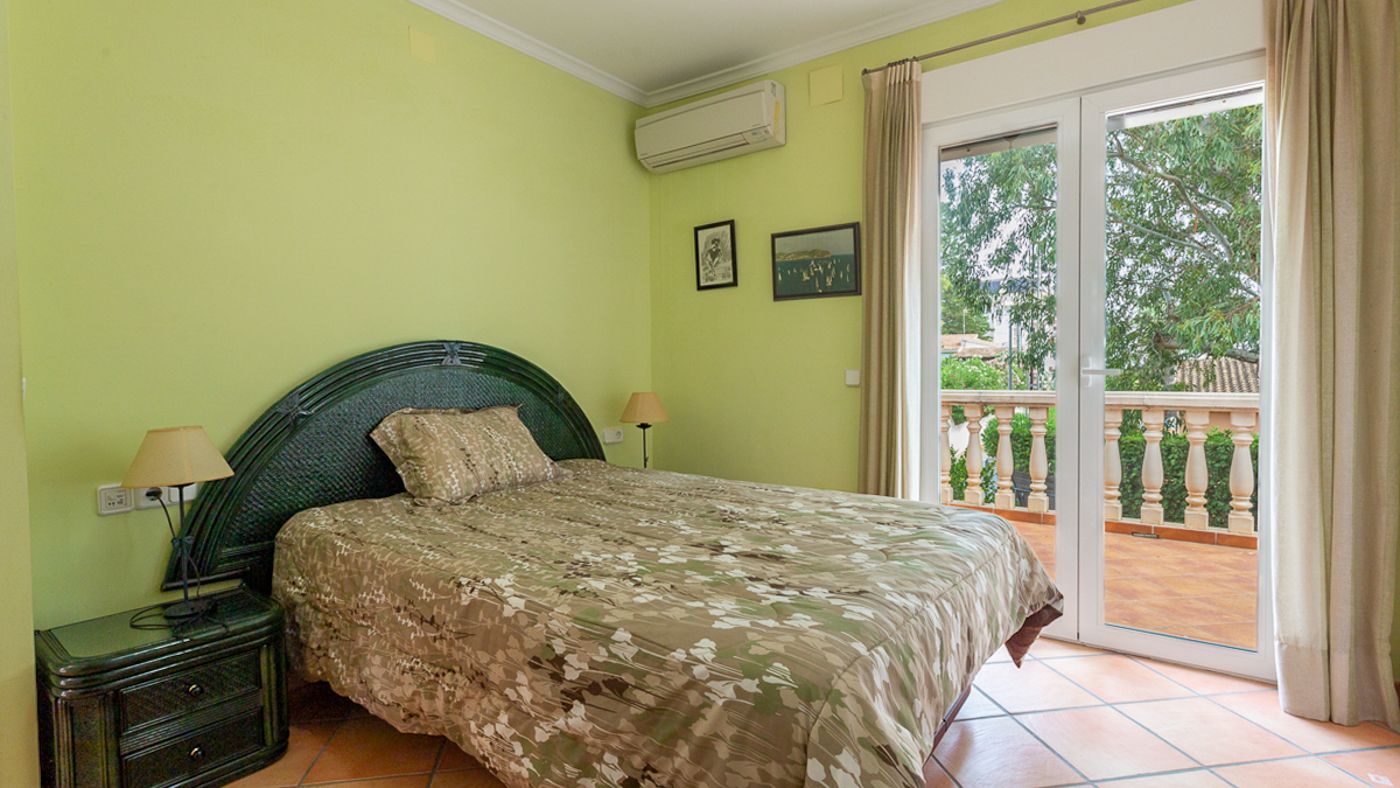 X-471 - Villa mit zwei unabhängigen Wohnungen, Pool und großem Garten nur 150 m vom Meer in Dénia
