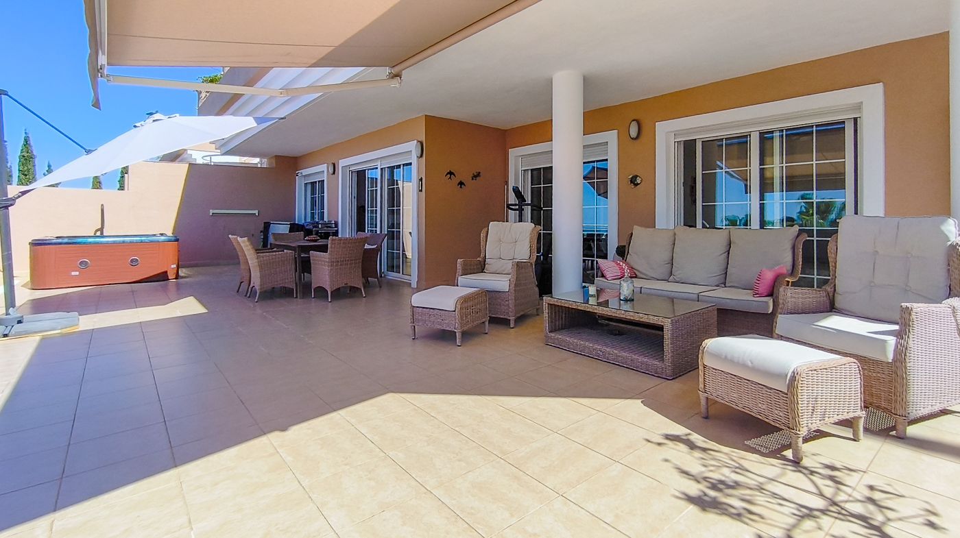 C-477 - Appartement d’angle avec terrasse de 100 m², jacuzzi et vue sur la mer- La Sella Golf