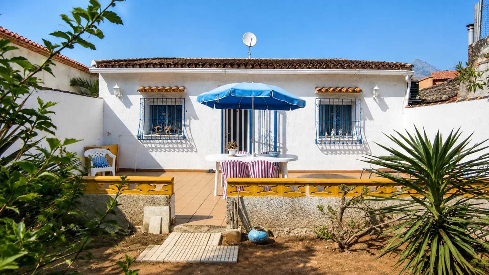 W-478 - Dorfhaus mit Terrassen, Garten und großer Garage in Ráfol de Almunia