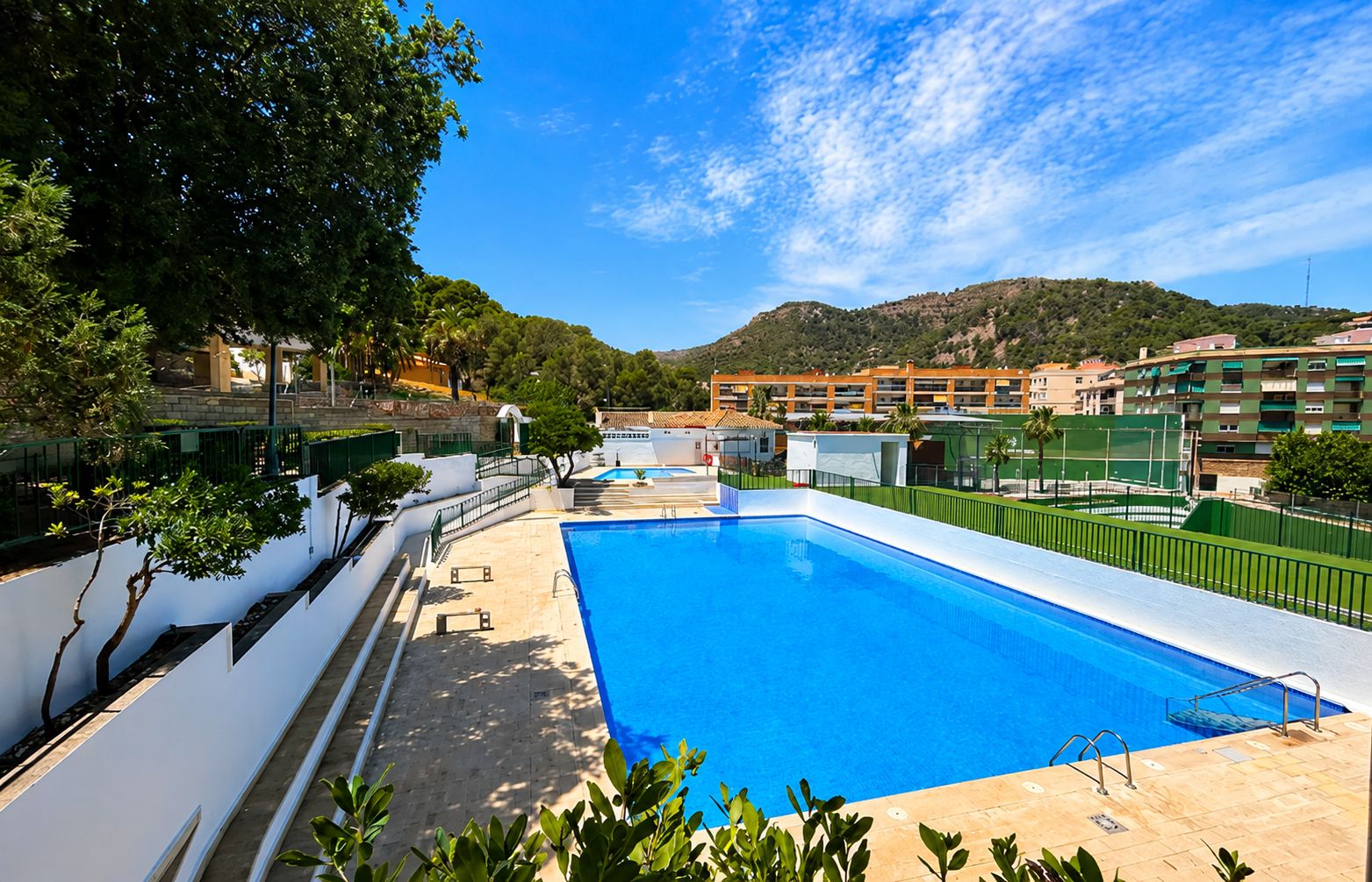 W-478 - Maison de village avec terrasses, jardin et grand garage à Ráfol de Almunia