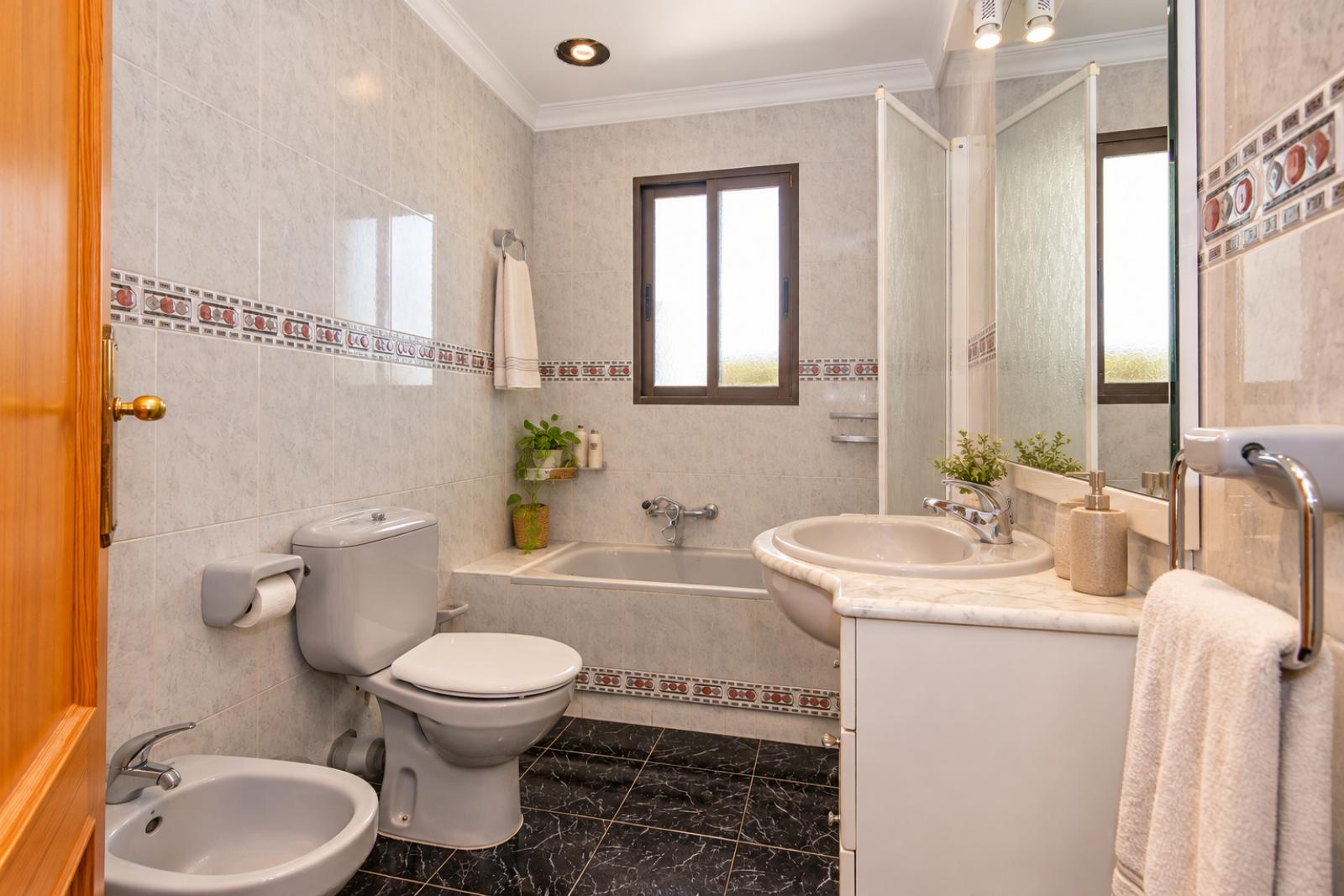 W-479 - Villa mit zwei unabhängigen Wohnungen und Schwimmbad in Tormos, nahe Denia.
