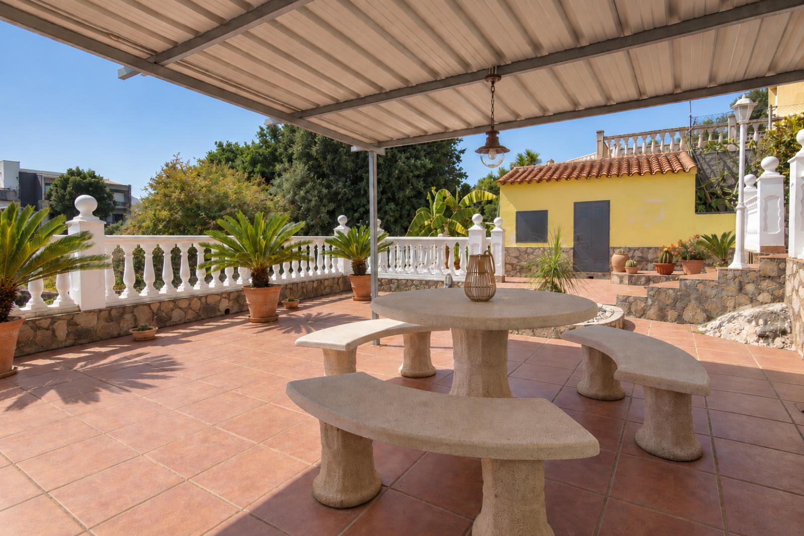 W-479 - Villa mit zwei unabhängigen Wohnungen und Schwimmbad in Tormos, nahe Denia.