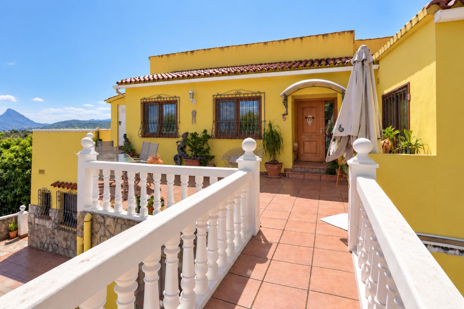 W-479 - Villa mit zwei unabhängigen Wohnungen und Schwimmbad in Tormos, nahe Denia.