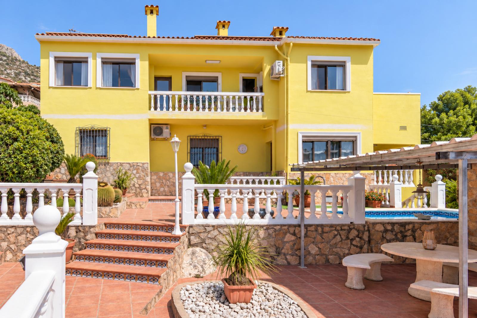 W-479 - Villa mit zwei unabhängigen Wohnungen und Schwimmbad in Tormos, nahe Denia.