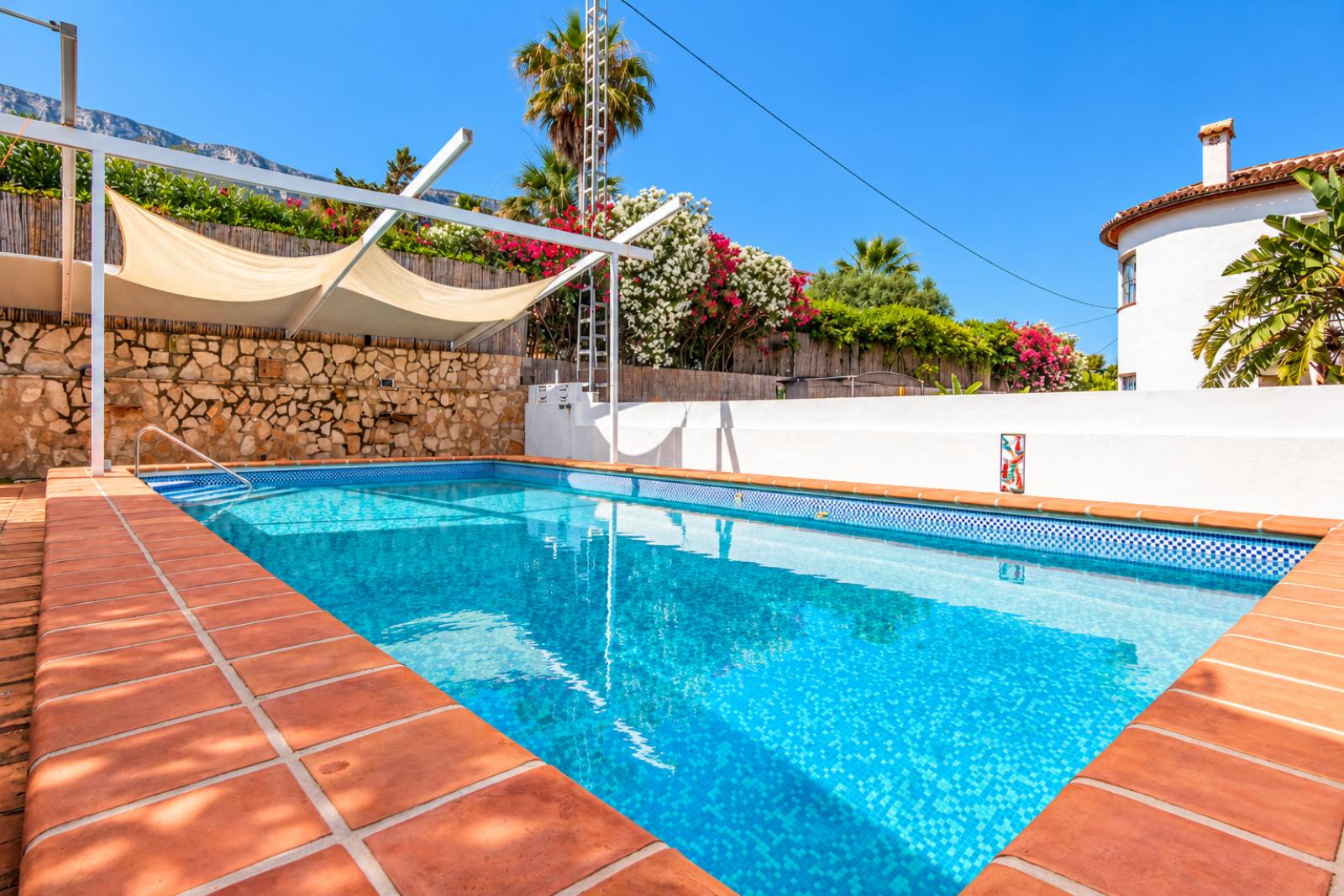 X-412 - Villa with guest apartment and private pool near towncenter for sale in Denia