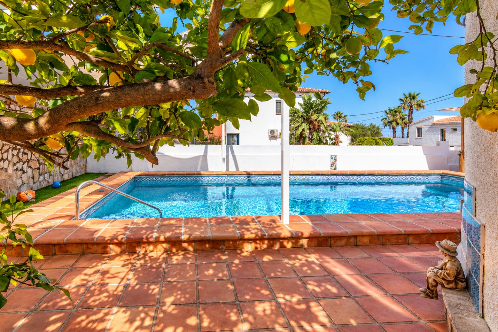 X-412 - Villa with guest apartment and private pool near towncenter for sale in Denia
