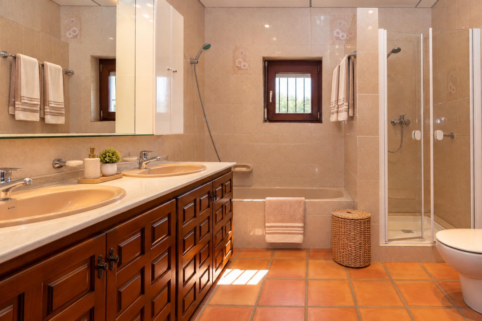 X-412 - Villa with guest apartment and private pool near towncenter for sale in Denia
