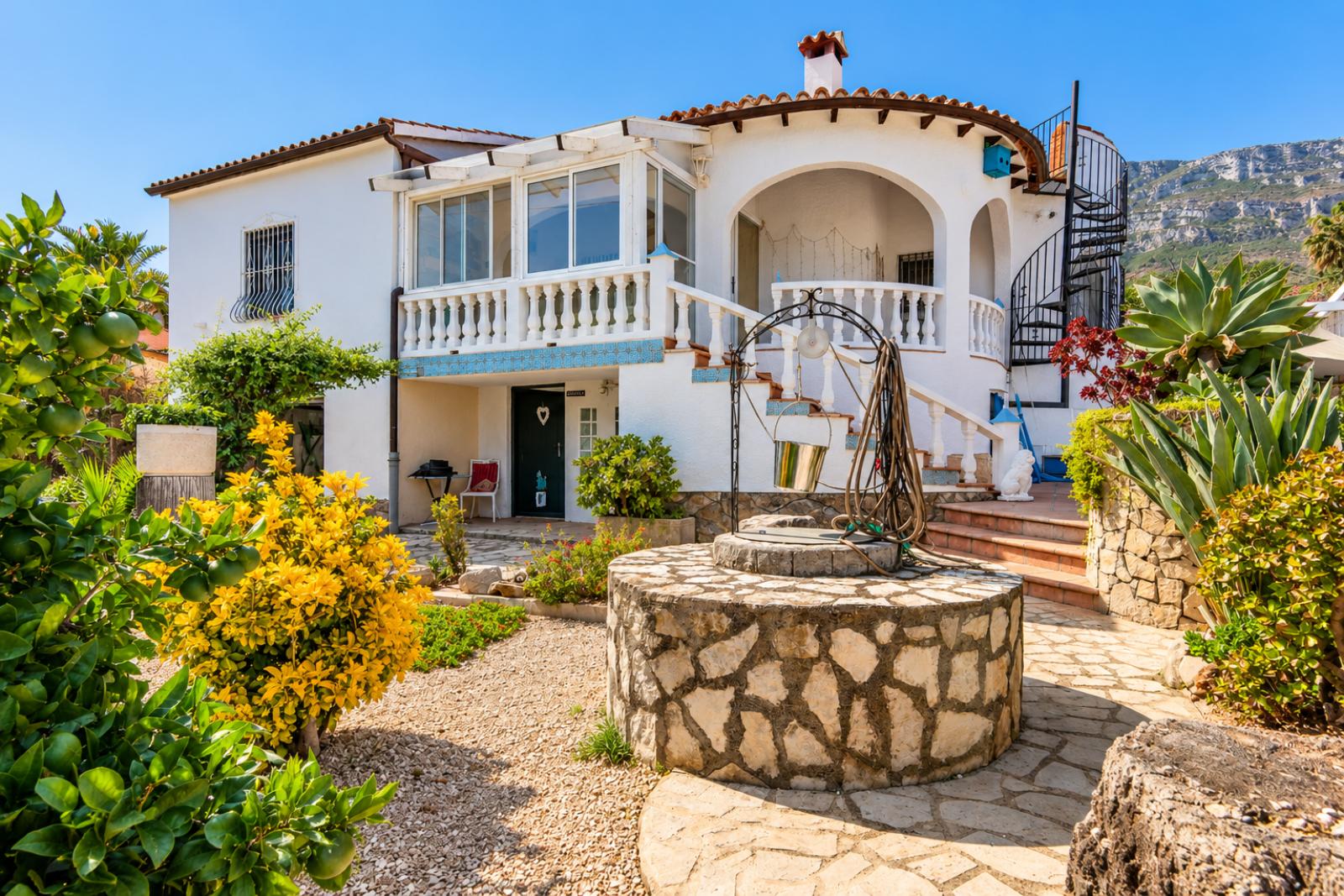 X-412 - Villa with guest apartment and private pool near towncenter for sale in Denia