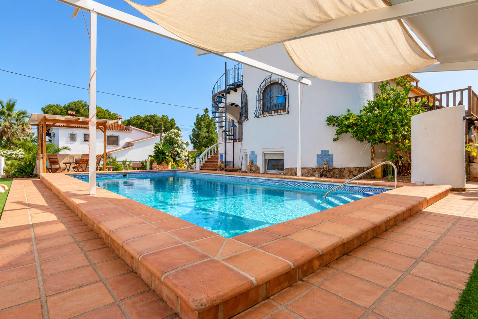 X-412 - Villa with guest apartment and private pool near towncenter for sale in Denia