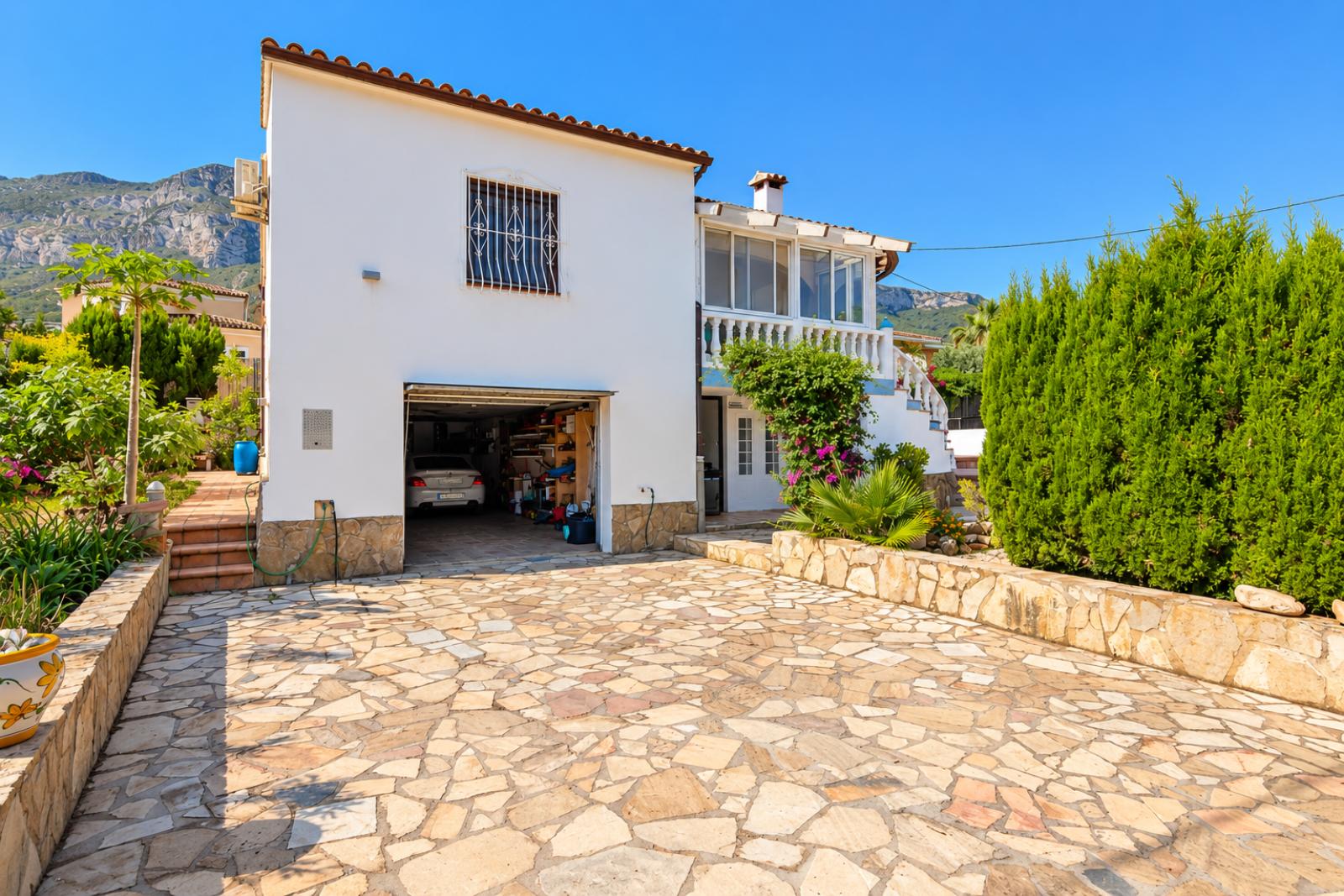 X-412 - Villa with guest apartment and private pool near towncenter for sale in Denia