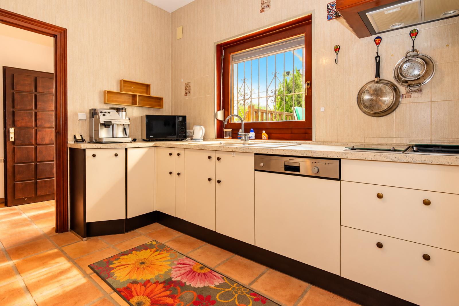 X-412 - Villa with guest apartment and private pool near towncenter for sale in Denia