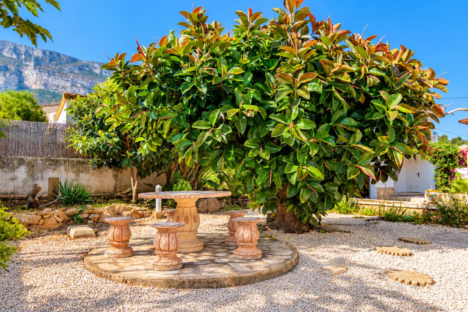 X-412 - Villa with guest apartment and private pool near towncenter for sale in Denia