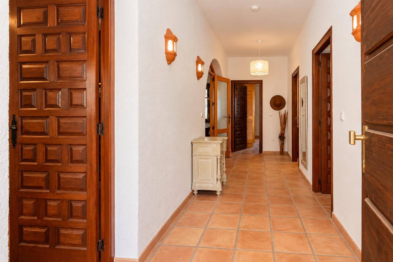 X-412 - Villa with guest apartment and private pool near towncenter for sale in Denia