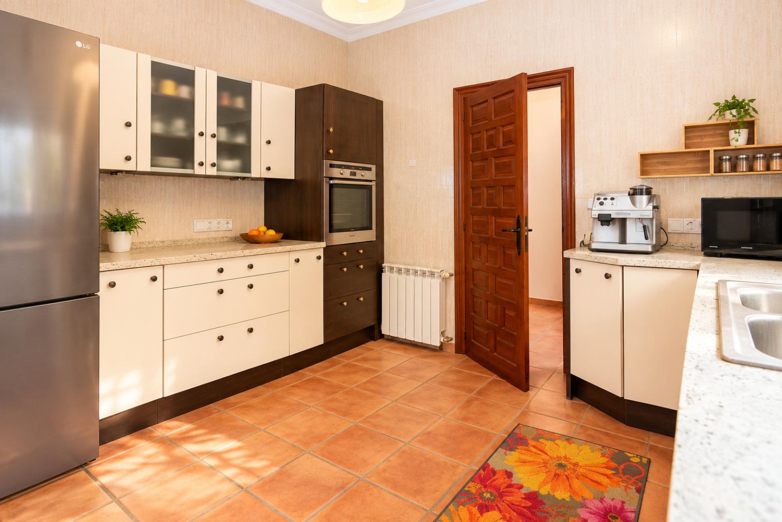 X-412 - Villa with guest apartment and private pool near towncenter for sale in Denia