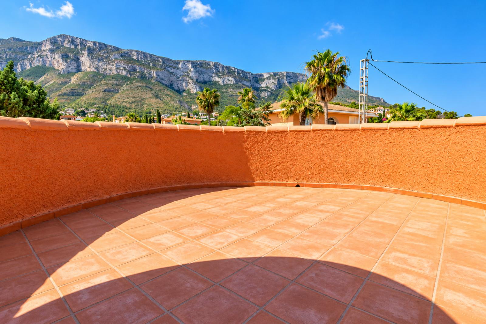 X-412 - Villa with guest apartment and private pool near towncenter for sale in Denia