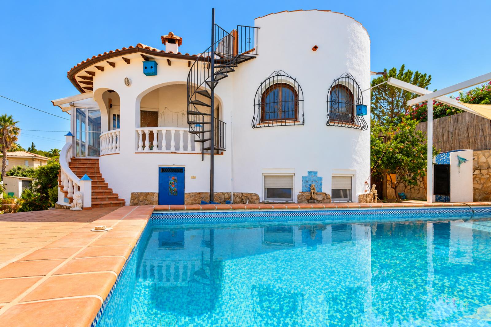 X-412 - Villa with guest apartment and private pool near towncenter for sale in Denia