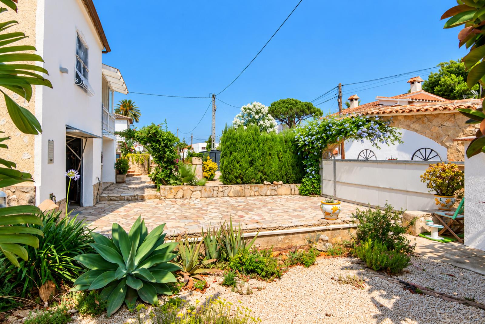 X-412 - Villa with guest apartment and private pool near towncenter for sale in Denia