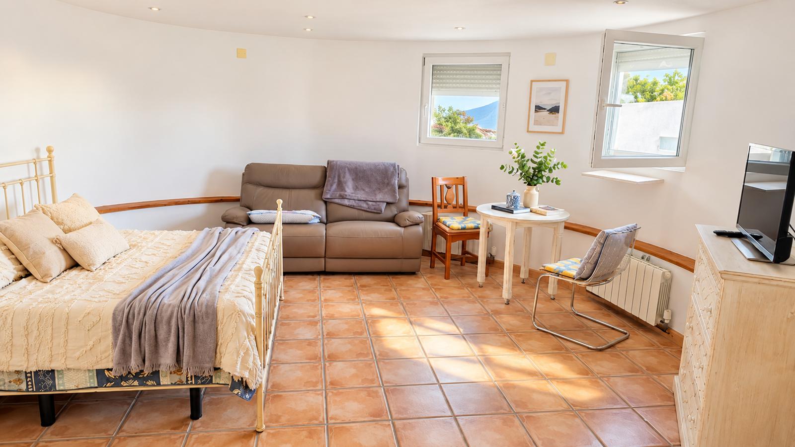 X-412 - Villa with guest apartment and private pool near towncenter for sale in Denia