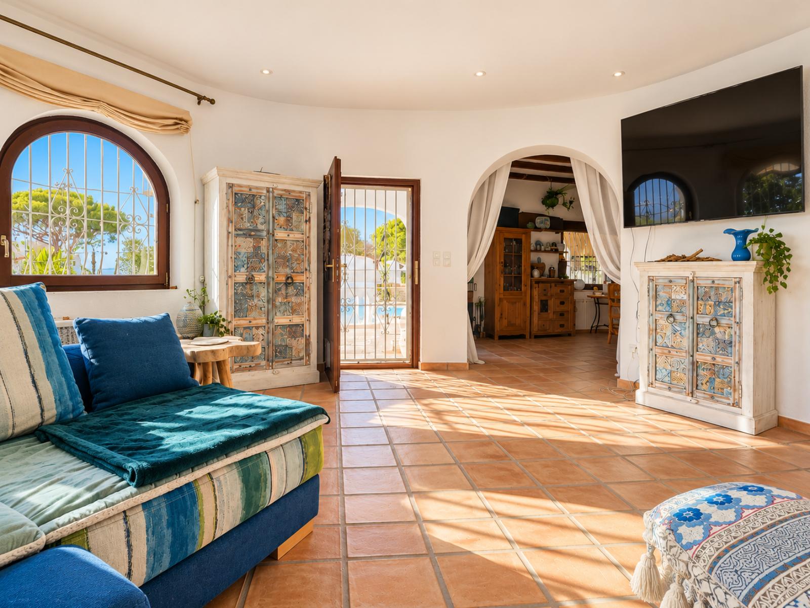 X-412 - Villa with guest apartment and private pool near towncenter for sale in Denia