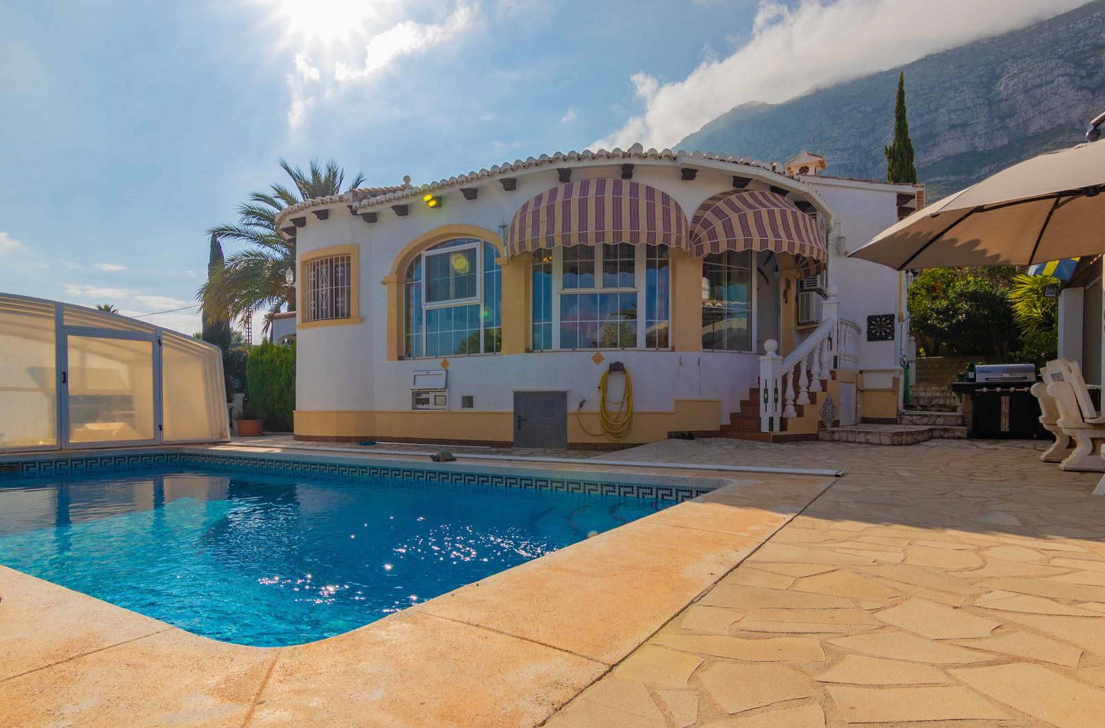 Villa with sea views and pool for sale in Denia