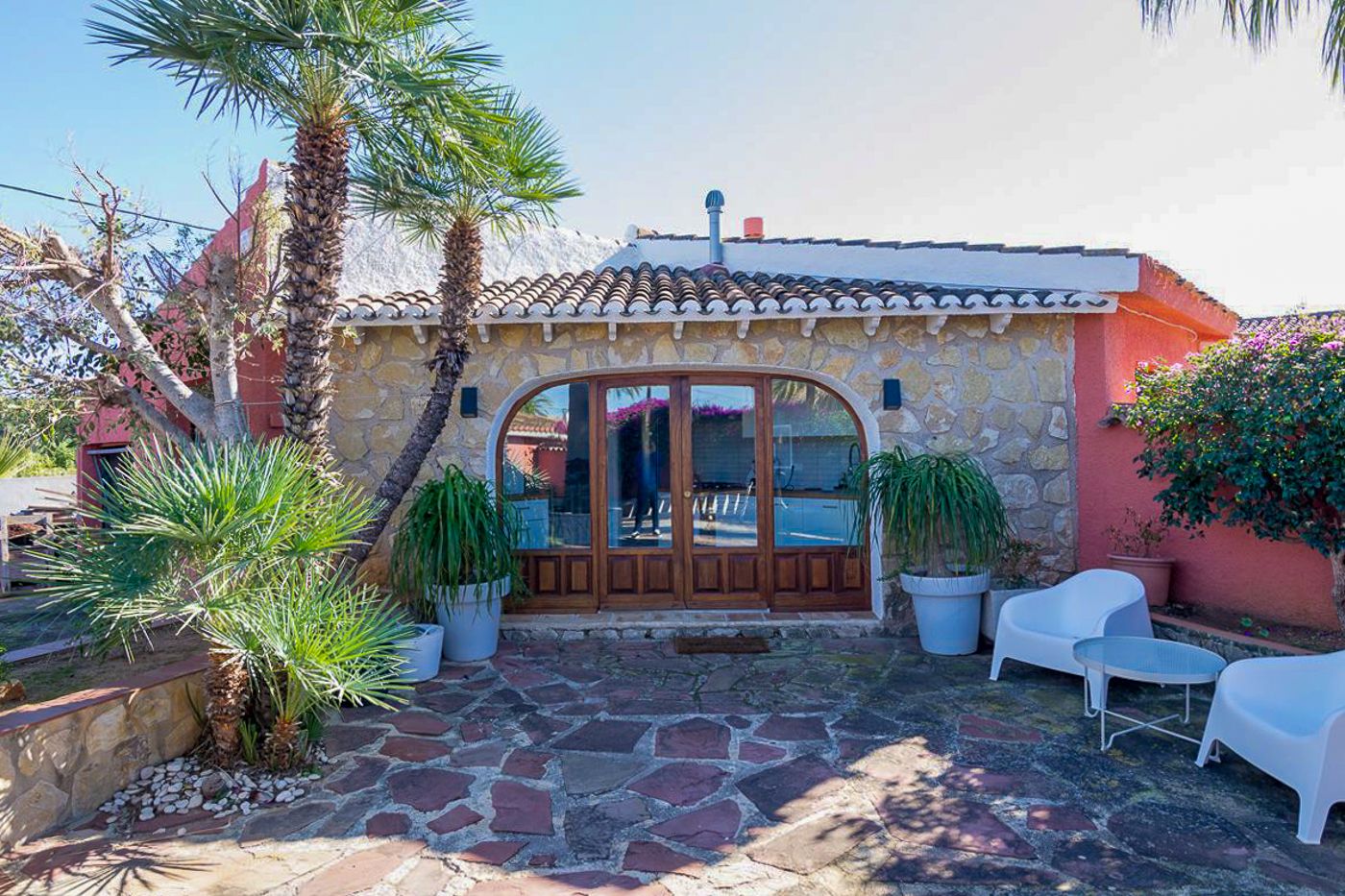 Villa mediterránea con gran parcela en Denia en venta