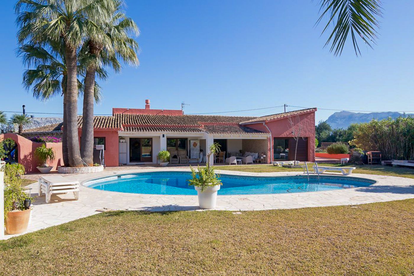 Villa mediterránea con gran parcela en Denia en venta