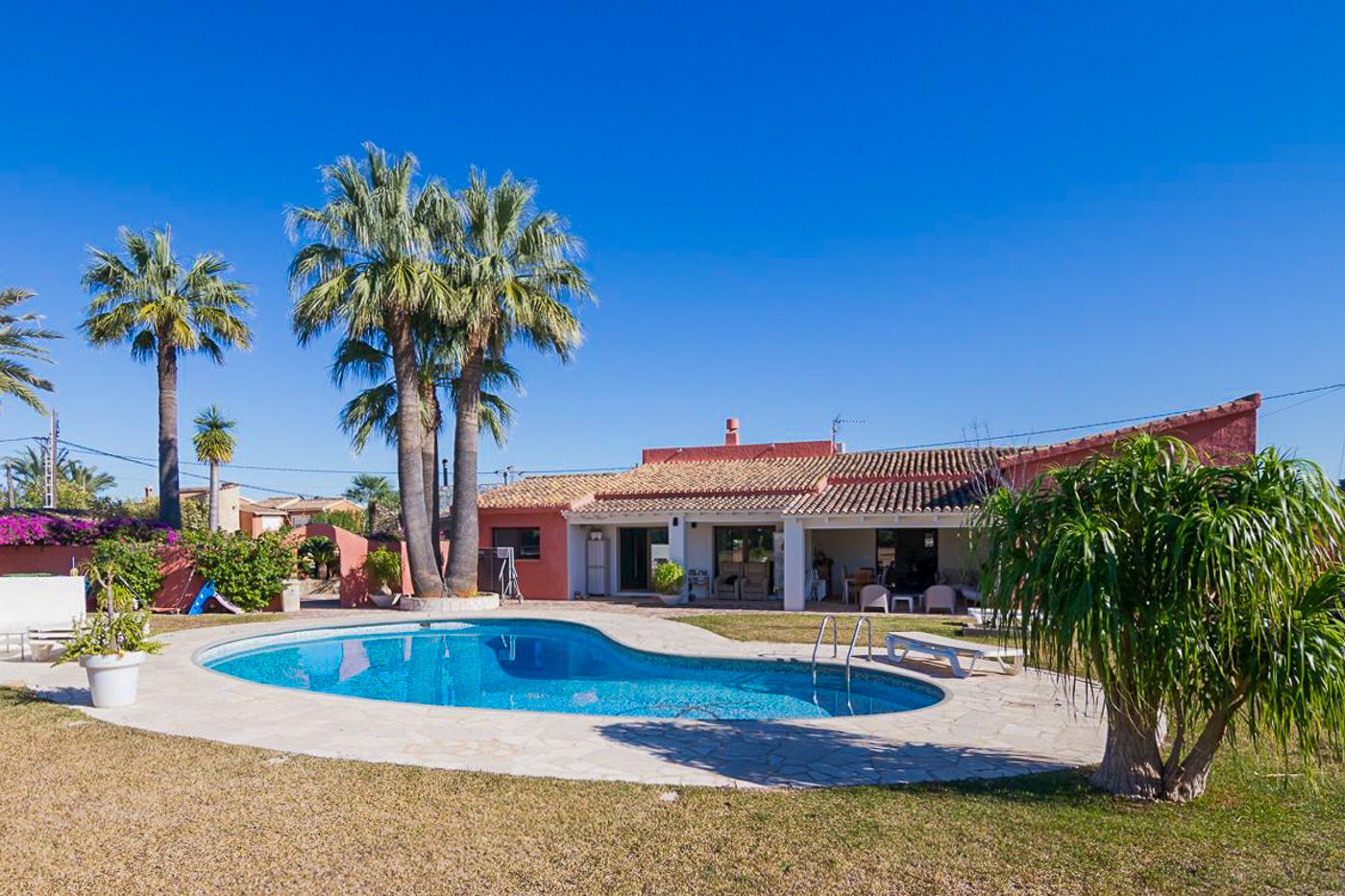 Villa mediterránea con gran parcela en Denia en venta