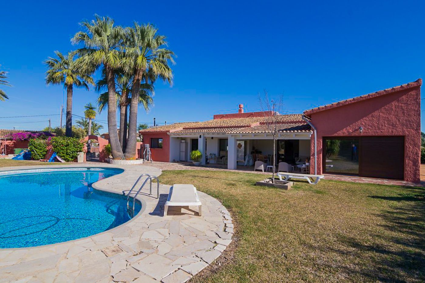 Villa mediterránea con gran parcela en Denia en venta